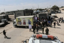 Các lái xe tải Palestine đợi để qua khu vực cửa khẩu Kerem Shalom ngày 22/3. (Nguồn: AFP/TTXVN)