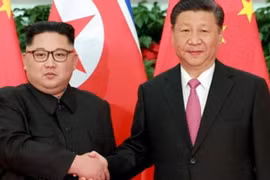 Chủ tịch Trung Quốc Tập Cận Bình (phải) và lãnh đạo Triều Tiên Kim Jong-un bắt tay tại Đại lễ đường Nhân dân ở Bắc Kinh hôm 19/6. (Ảnh: AFP)
