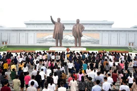 Người dân Triều Tiên dâng hoa trước các bức tượng Kim Il-Sung và Kim Jong-Il trong lễ kỷ niệm 69 năm ngày thành lập Triều Tiên (Nguồn: AFP/Getty Images)