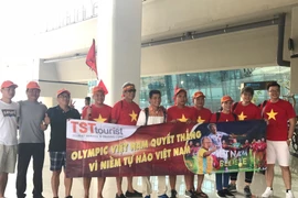 Các cổ động viên tạo thành làn sóng đỏ khắp khu vực sân bay. (Ảnh: Trần Chiến/Vietnam+)