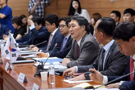 Trưởng đoàn đàm phán Hàn Quốc Chang Won-sam (thứ 3, phải) tại vòng đàm phán thứ 4 về chia sẻ chi phí quân sự Hàn Quốc-Mỹ tại Seoul ngày 26/6.( Ảnh: Yonhap/TTXVN)