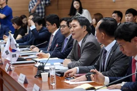 Trưởng đoàn đàm phán Hàn Quốc Chang Won-sam (thứ 3, phải) tại vòng đàm phán thứ 4 về chia sẻ chi phí quân sự Hàn Quốc-Mỹ tại Seoul ngày 26/6.( Ảnh: Yonhap/TTXVN)