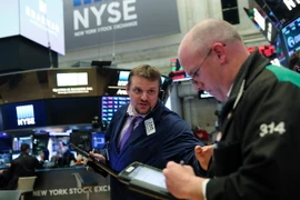 Giao dịch viên tại Sàn giao dịch chứng khoán New York, Mỹ. (Nguồn: THX/TTXVN)