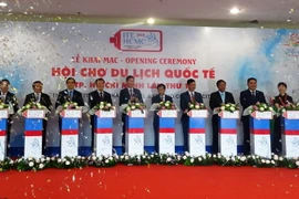 Đại biểu tham dự lễ khai mạc Hội chợ ITE lần 14. (Ảnh: Gia Thuận/TTXVN)