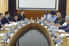 Bộ trưởng Quốc phòng Nhật Bản Itsunori Onodera (thứ 2, trái) và người đồng cấp Ấn Độ Nirmala Sitharaman (phải) tại cuộc họp ở New Delhi ngày 20/8. (Nguồn: Kyodo/TTXVN)