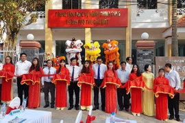 Các đại biểu trong nghi thức cắt băng khánh thành và chính thức đưa vào sử dụng Trung tâm phục vụ hành chính công thành phố Thủ Dầu Một. (Ảnh: Nguyễn Văn Việt/TTXVN)