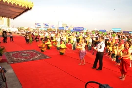 Biểu diễn văn nghệ chào mừng 39 năm Ngày chiến thắng 7/1. (Ảnh: Minh Hưng-Chanh Đa/TTXVN)