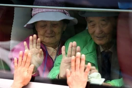 Giây phút chia tay sau cuộc đoàn tụ của các gia đình ly tán trong cuộc chiến tranh Triều Tiên tại khu nghỉ dưỡng núi Kumgang ngày 26/10/2015. (Ảnh: AFP/TTXVN)