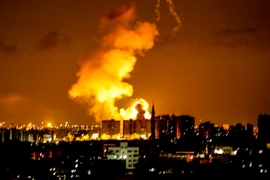 Khói lửa bốc lên sau một vụ không kích của các lực lượng Israel tại Gaza ngày 18/6. (Ảnh: AFP/TTXVN)