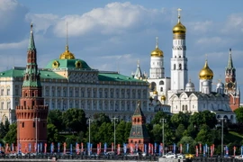 Cây cầu được trang trí với cờ World Cup ở thủ đô Moskva, Nga ngày 30/5. (Nguồn: AFP/TTXVN)