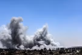 Khói bốc lên sau một cuộc không kích ở Raqa, Syria ngày 15/7/2017. (Nguồn: AFP/TTXVN.)