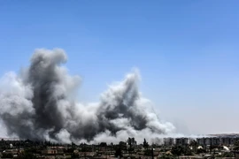 Khói bốc lên sau một cuộc không kích ở Raqa, Syria ngày 15/7/2017. (Nguồn: AFP/TTXVN.)