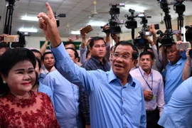 Thủ tướng Samdech Techo Hun Sen (giữa), Chủ tịch đảng Nhân dân Campuchia (CPP) cầm quyền bỏ phiếu tại điểm bầu cử ở Phnom Penh ngày 29/7. (Ảnh: AFP/TTXVN)