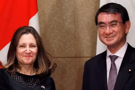 Ngoại trưởng Canada Chrystia Freeland và người đồng cấp Nhật Bản Taro Kono. (Nguồn: Reuters)