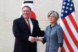 Ngoại trưởng Hàn Quốc Kang Kyung-wha (phải) và người đồng cấp Mỹ Mike Pompeo tại cuộc gặp ở New York, Mỹ ngày 20/7. (Ảnh: Yonhap/TTXVN)