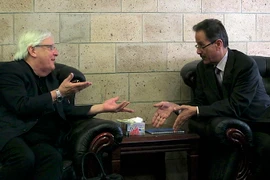Đặc phái viên LHQ về vấn đề Yemen, ông Martin Griffiths (trái) và đại diện của phiến quân Houthi Faisal Amin Abu-Rass (phải) tại cuộc gặp ở Sanaa, Yemen ngày 2/7. (Ảnh: AFP/TTXVN)