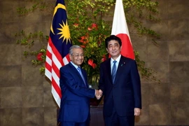 Thủ tướng Nhật Bản Shinzo Abe (phải) và người đồng cấp Malaysia Mahathir Mohamad. (Nguồn: thesundaily.my)