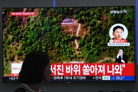 Người dân theo dõi hình ảnh được phát qua truyền hình Hàn Quốc về lễ dỡ bỏ bãi thử hạt nhân Punggye-ri của Triều Tiên, tại nhà ga Seoul (Hàn Quốc) ngày 24/5. (Nguồn: AFP/TTXVN)