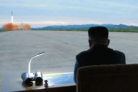 Nhà lãnh đạo Triều Tiên Kim Jong-un theo dõi một vụ thử tên lửa đạn đạo xuyên lục địa Hwasong-12 ở Bình Nhưỡng ngày 29/8/2017. (Nguồn: Yonhap/TTXVN)
