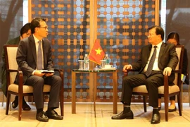 Phó Thủ tướng Trịnh Đình Dũng tiếp Chủ tịch Quỹ hợp tác phát triển kinh tế Hàn Quốc (EDCF) Kim Tae Soo. (Ảnh Mạnh Hùng/TTXVN)