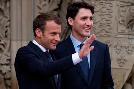 Tổng thống Pháp Emmanuel Macron (ảnh, trái) cam kết sẽ thảo luận thẳng thắn và hiệu quả với Tổng thống Donald Trump tại G7. (Nguồn: EPA/TTXVN)