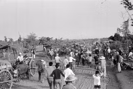 Người dân Campuchia lánh nạn sang Việt Nam di chuyển trên Quốc lộ 22 (thuộc địa phận tỉnh Tây Ninh), do không thể sống nổi dưới chế độ diệt chủng Pol Pot – Ieng Sary. (Ảnh: Xuân Bân/TTXVN)