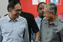 Thủ tướng Malaysia Mahathir Mohamad (phải) và ông Anwar Ibrahim (trái) tại cuộc họp báo ở Kuala Lumpur ngày 1/6. (Ảnh: AFP/TTXVN)