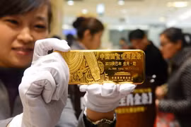 Vàng được bán tại một cửa hàng ở Bắc Kinh, Trung Quốc. (Nguồn: AFP/TTXVN)