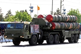 Hệ thống phòng thủ tên lửa S-300 của Iran được giới thiệu tại lễ diễu binh nhân kỉ niệm Ngày Quân đội tại Tehran, ngày 18/4/2018. (Ảnh: AFP/TTXVN)