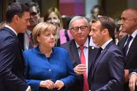 Thủ tướng Đức Angela Merkel (thứ 2, trái) thảo luận với Tổng thống Pháp Emmanuel Macron (thứ hai, phải) và Chủ tịch Ủy ban châu Âu Jean-Claude Juncker (thứ 3, phải) tại Hội nghị thượng đỉnh Liên minh châu Âu về Brexit ở Brussels, Bỉ ngày 17/10/2018. (Ảnh: