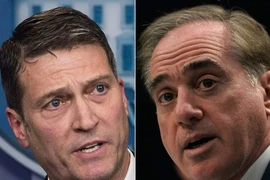 Bác sỹ Ronny Jackson (trái) được đề cử làm Bộ trưởng Cựu chiến binh Mỹ thay ông David Shulkin (phải). (Nguồn: AFP/TTXVN)