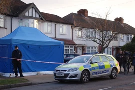 Cảnh sát điều tra tại khu vực nơi ở của doanh nhân người Nga Nikolai Glushkov tại London ngày 13/3. (Nguồn: AFP/TTXVN)