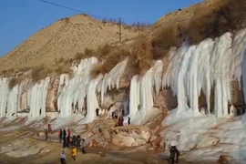 [Video] Thác nước đóng băng đẹp như cổ tích ở Trung Quốc 