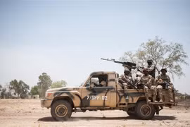 Binh sỹ tuần tra tại bang Borno, Nigeria. (Ảnh: AFP/TTXVN)