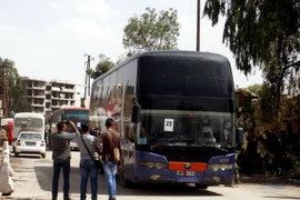  Xe chở phiến quân và gia đình sơ tán khỏi thị trấn Yalda, Babila và Beit Sahem, Syria ngày 3/5. (Nguồn: THX/TTXVN)
