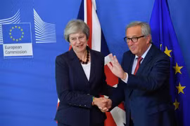 Chủ tịch Ủy ban châu Âu Jean-Claude Juncker (phải) và Thủ tướng Anh Theresa May tại hội nghị thượng đỉnh EU ở Brussels, Bỉ ngày 17/10/2018. (Ảnh: AFP/TTXVN)