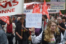 Người dân Pháp tham gia biểu tình phản đối dự luật cải cách lao động tại Toulouse ngày 17/5/2017. (Nguồn: AFP/TTXVN)