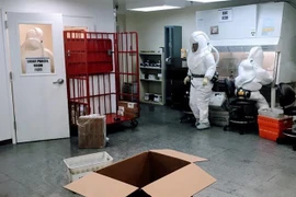 Nhân viên Bộ Quốc phòng Mỹ kiểm tra các gói bưu kiện bị nghi có chứa chất độc ricin được gửi đến Lầu Năm góc, ngày 2/10/2018. (Ảnh: AFP/TTXVN)