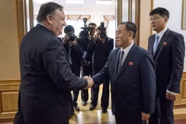 Phó Chủ tịch Đảng Lao động Triều Tiên Kim Yong-chol (phải) và Ngoại trưởng Mỹ Mike Pompeo trong cuộc gặp tại Bình Nhưỡng, Triều Tiên ngày 7/7. (Ảnh: AFP/TTXVN)