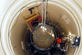  Nhóm bảo dưỡng tên lửa của Không lực Mỹ tháo dỡ phần trên của một tên lửa đạn đạo liên lục địa có chứa đầu đạn hạt nhân tại căn cứ không quân Malmstrom ở Montana. (Nguồn: REUTERS/TTXVN)