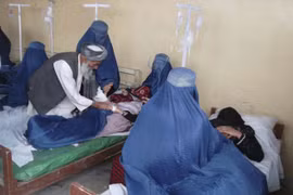 Các nữ sinh được cấp cứu sau khi hít phải khí lạ tại trường học ở miền bắc Afghanistan hồi năm 2013. (Nguồn: dailymail.co.uk)