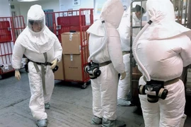 Nhân viên Bộ Quốc phòng Mỹ kiểm tra các gói bưu kiện bị nghi có chứa chất độc ricin được gửi đến Lầu Năm góc, ngày 2/10/2018. (Ảnh: AFP/TTXVN)
