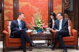 Thủ tướng Trung Quốc Lý Khắc Cường (phải) và Ngoại trưởng Anh Jeremy Hunt tại cuộc gặp ở Bắc Kinh ngày 31/7. (Ảnh: THX/TTXVN)