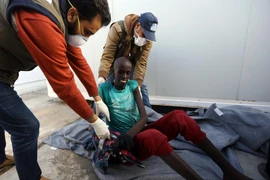 Người di cư tại căn cứ hải quân ở Tripoli, Libya ngày 19/2 sau khi được cứu trên biển. (Nguồn: THX/TTXVN)TTXVN