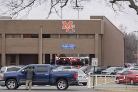 Đội cứu hộ khẩn cấp tại hiện trường Trường Trung học hạt Marshall, thành phố Benton, Kentucky. (Nguồn: AP)