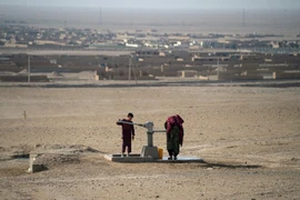  Người dân lấy nước sinh hoạt trong cảnh khô hạn ở Mazar-i-Sharif, Afghanistan ngày 19/7. (Ảnh: AFP/TTXVN) 