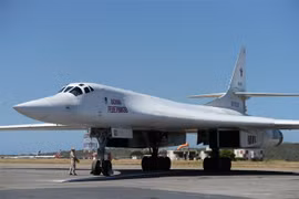 Máy bay ném bom Tupolev TU-160 của Nga hạ cánh tại sân bay quốc tế Maiquetia, phía bắc Caracas, Venezuela ngày 10/12/2018. (Ảnh: AFP/TTXVN)