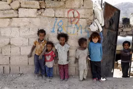 Trẻ em tị nạn tại Sanaa, Yemen, sau khi phải rời bở nhà cửa tránh xung đột ở Hodeidah, ngày 14/10/2018. (Ảnh: THX/TTXVN)