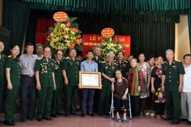  Quang cảnh Lễ đón nhận danh hiệu Anh hùng lực lượng vũ trang nhân dân do Chủ tịch nước truy tặng cho cố Đại tá Vũ Đình Thước. (Ảnh: Mạnh Tú/TTXVN)