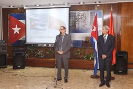 (Đại sứ Việt Nam Đặng Xuân Dũng (phải) và Đại sứ Cuba Orestes Perez Perez phát biểu tại buổi gặp. (Ảnh: Hoài Nam/TTXVN)